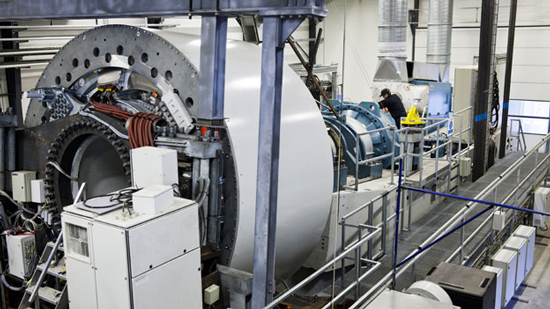 Hier zien we de Siemens D3 generator zoals die in de SWT-3.2-101, SWT-3.2-108 en SWT-3.2-113 wordt gebruikt. In de ring zitten 648 Neodymium magneten van ieder 22 cm lang met een totaal gewicht van meer dan 1.000 kg.